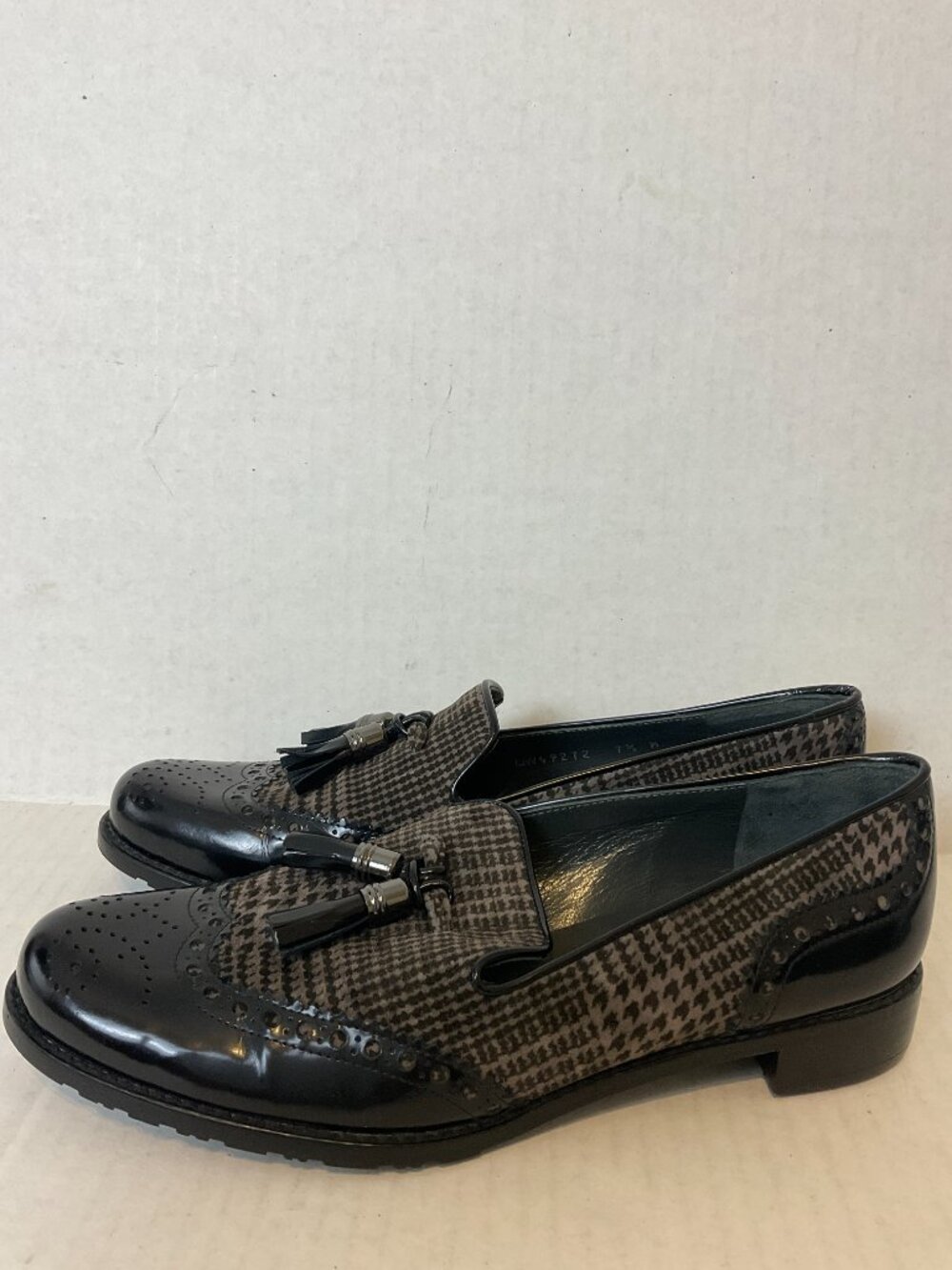 Stuart Weitzman Patent Leather Loafers 7.5M Black Gray Plaid Tassels Cap Toe